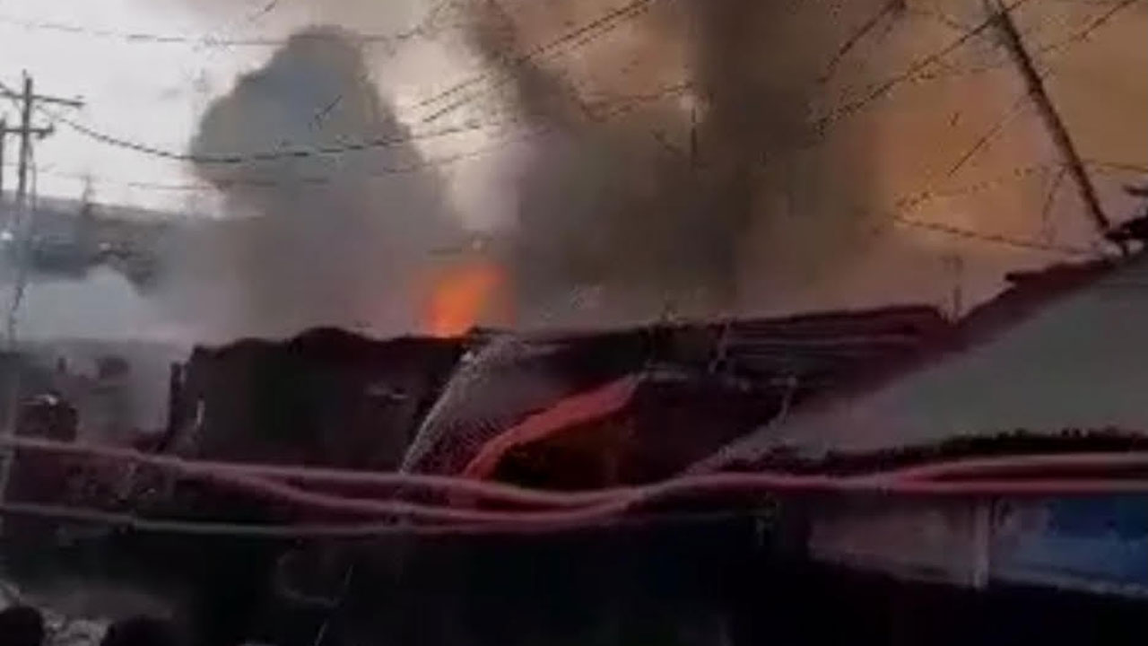 saurav/টঙ্গীতে ঝুটের গুদামে আগুন.jpg